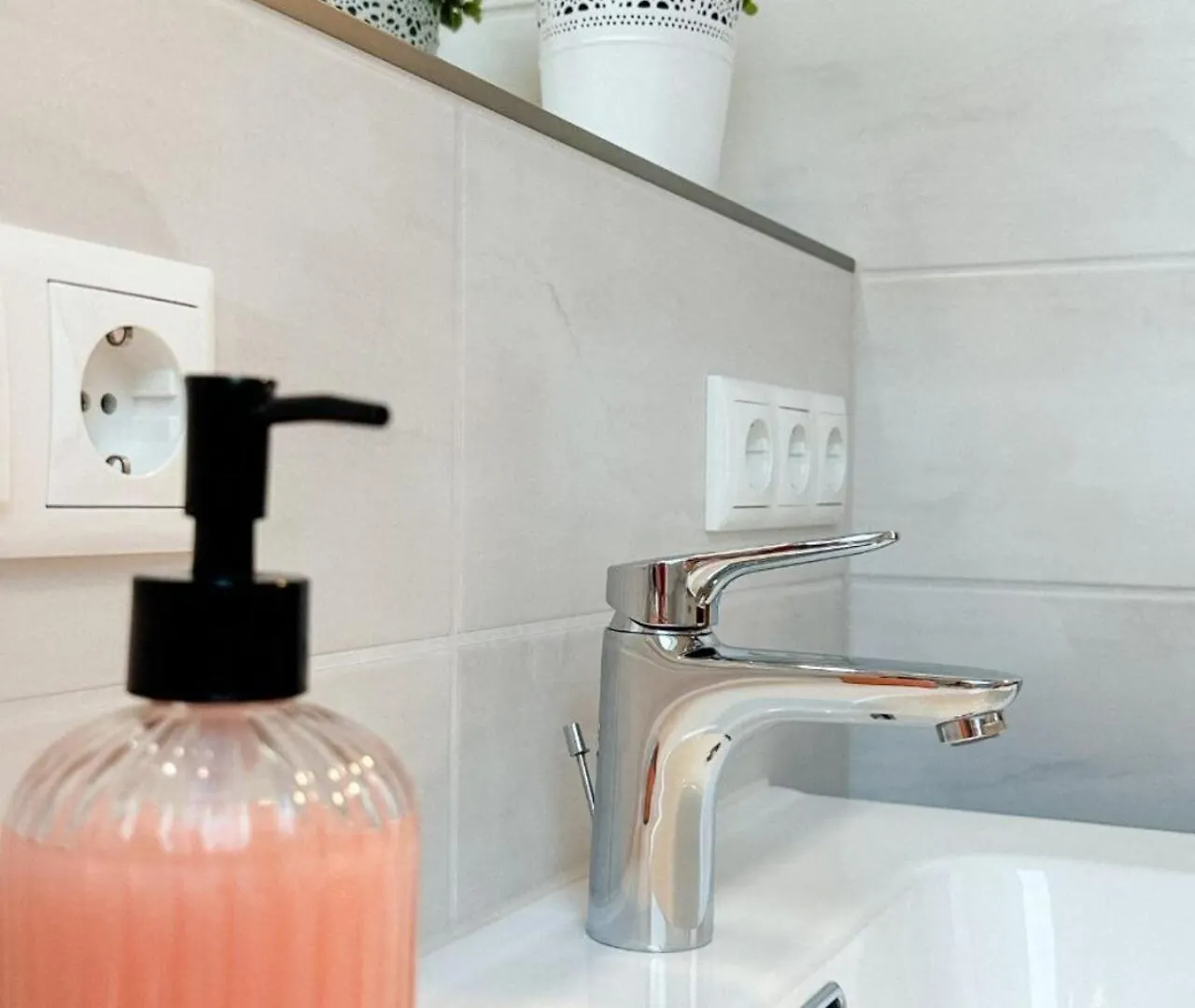 Sali Homes K39 Monte-Carlo -Spacious 6-Bedroom Apartment With Terrace And Garden Views In Bayreuth Ideal For Groups 0*,